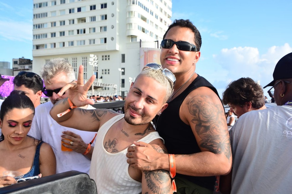 Carlinhos Maia e o marido Lucas Guimarães no carnaval de Salvador neste sábado — Foto: Joilson César/Ag.Picnews
