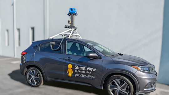 Flagra no quintal: Google é condenado por foto de argentino pelado no Street View - Decisão judicial cita violação de privacidade e determina pagamento de US$ 12,5 mil (R$ 69 mil) por dano à dignidade.