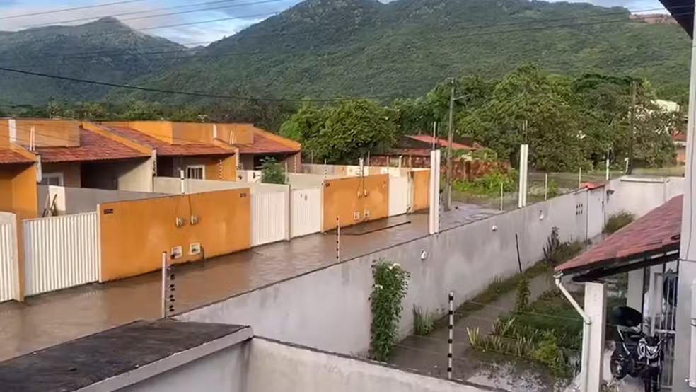 Comunidade em Pacatuba sofre com alagamentos nesta segunda (4). — Foto: Reprodução