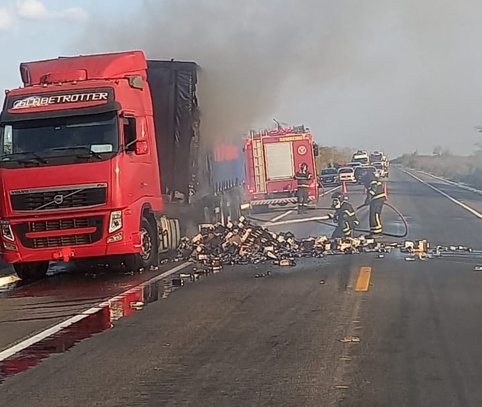 Inc&ecirc;ndio atingiu caminh&atilde;o na BR-304 em Mossor&oacute; &mdash; Foto: PRF/Divulga&ccedil;&atilde;o