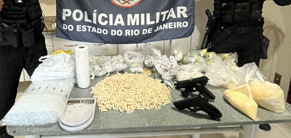 Homem é preso com mais de 1.500 cápsulas de cocaína em Três Rios