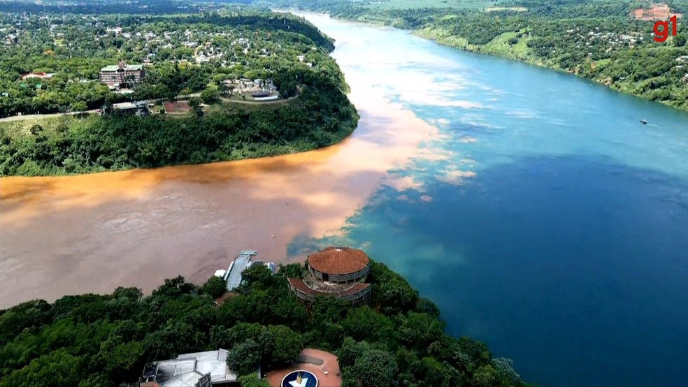 Contraste do Rio Iguaçu ao desaguar no Rio Paraná chama atenção de quem visita tríplice fronteira — Foto: Reprodução RPC