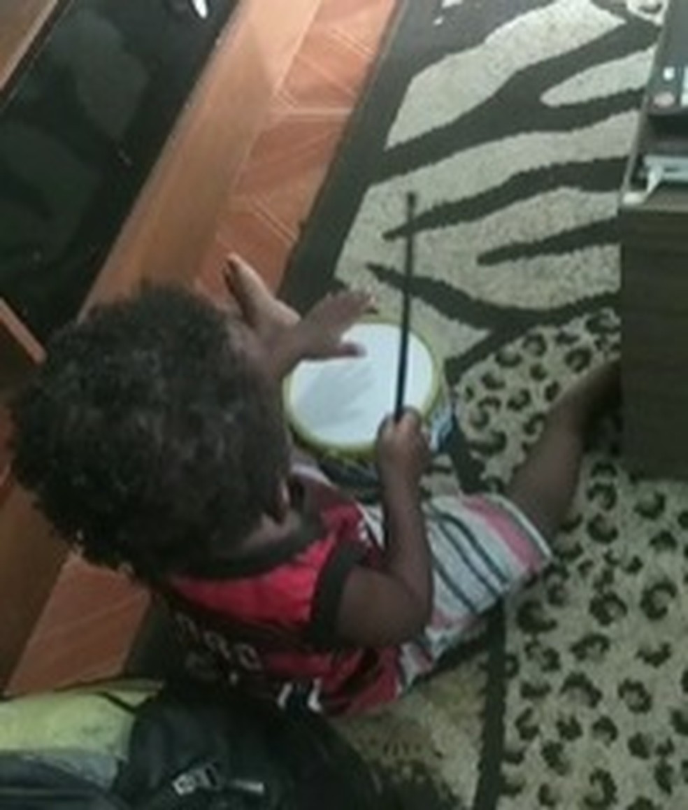 Luiz Antônio tocando bateria em casa — Foto: Arquivo pessoal