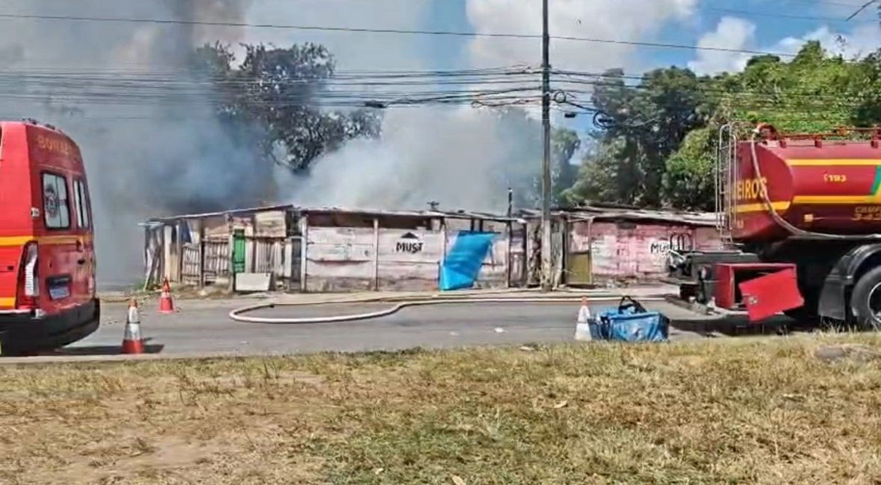 Incêndio atinge comunidade na Zona Oeste do Recife; VÍDEO