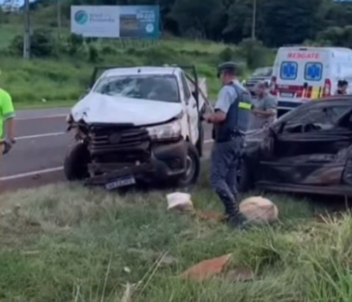 Acidente entre dois veículos interdita rodovia em Avaré