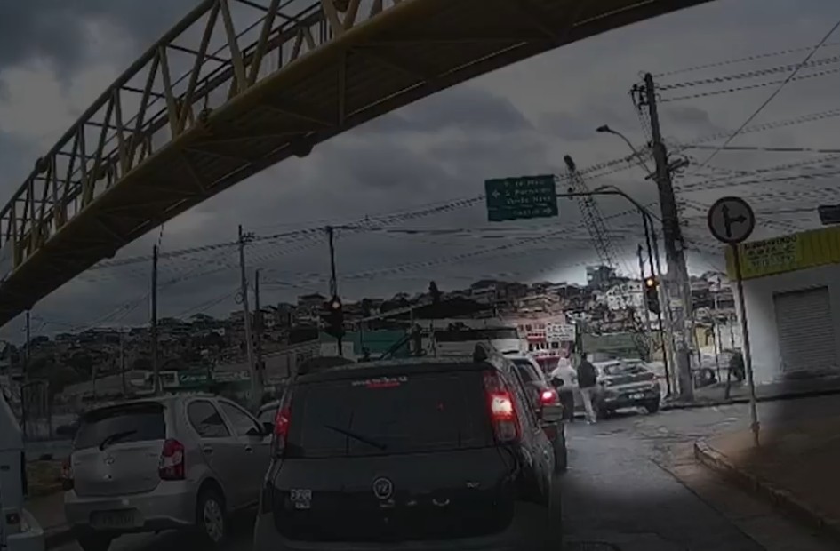 Mulher é rendida por criminosos armados e tem carro roubado em BH; VÍDEO
