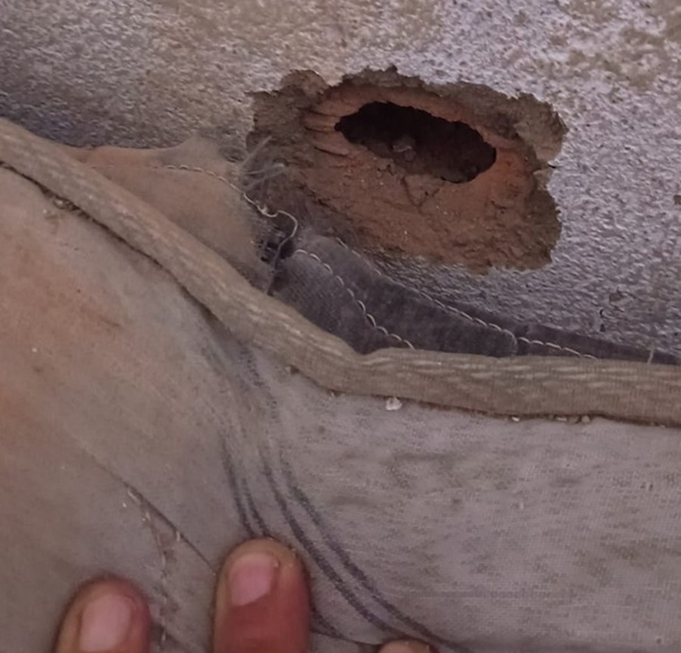 Buraco provocado por tiro na casa de jovem baleada na Barreira do Vasco. — Foto: Arquivo pessoal