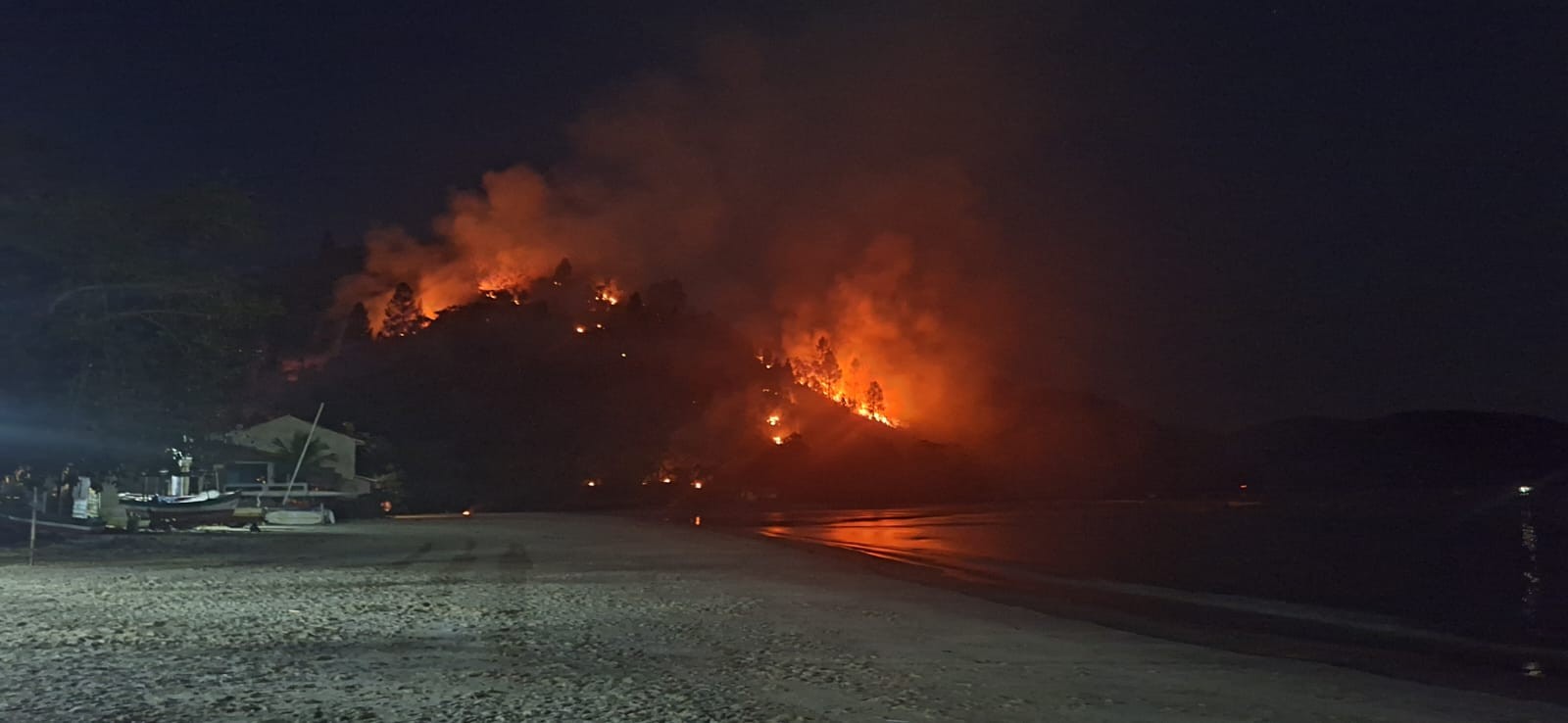 Incêndio em área de 76 mil m² é controlado após 9 horas de combate em Ubatuba, SP