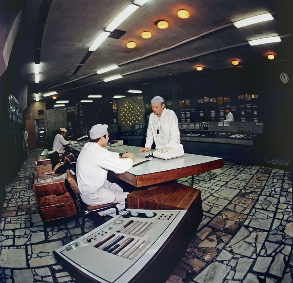Trabalhadores da usina nuclear de Chernobyl, fotografados em 1983 — Foto: Sovfoto/Universal Images Group/Shutterstock