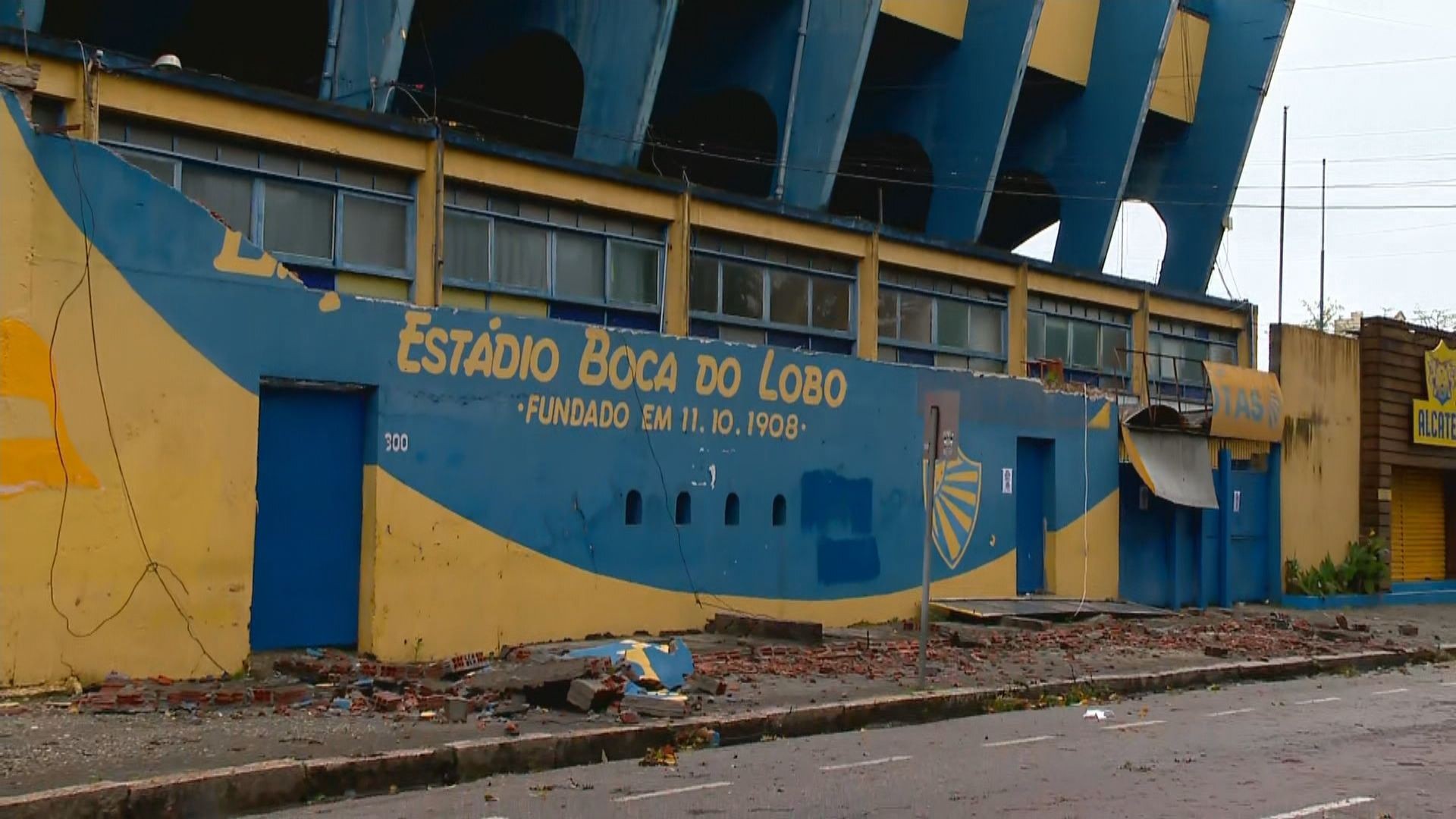 
Fachada de estádio desaba e uma pessoa fica ferida após cair de telhado no Sul do RS