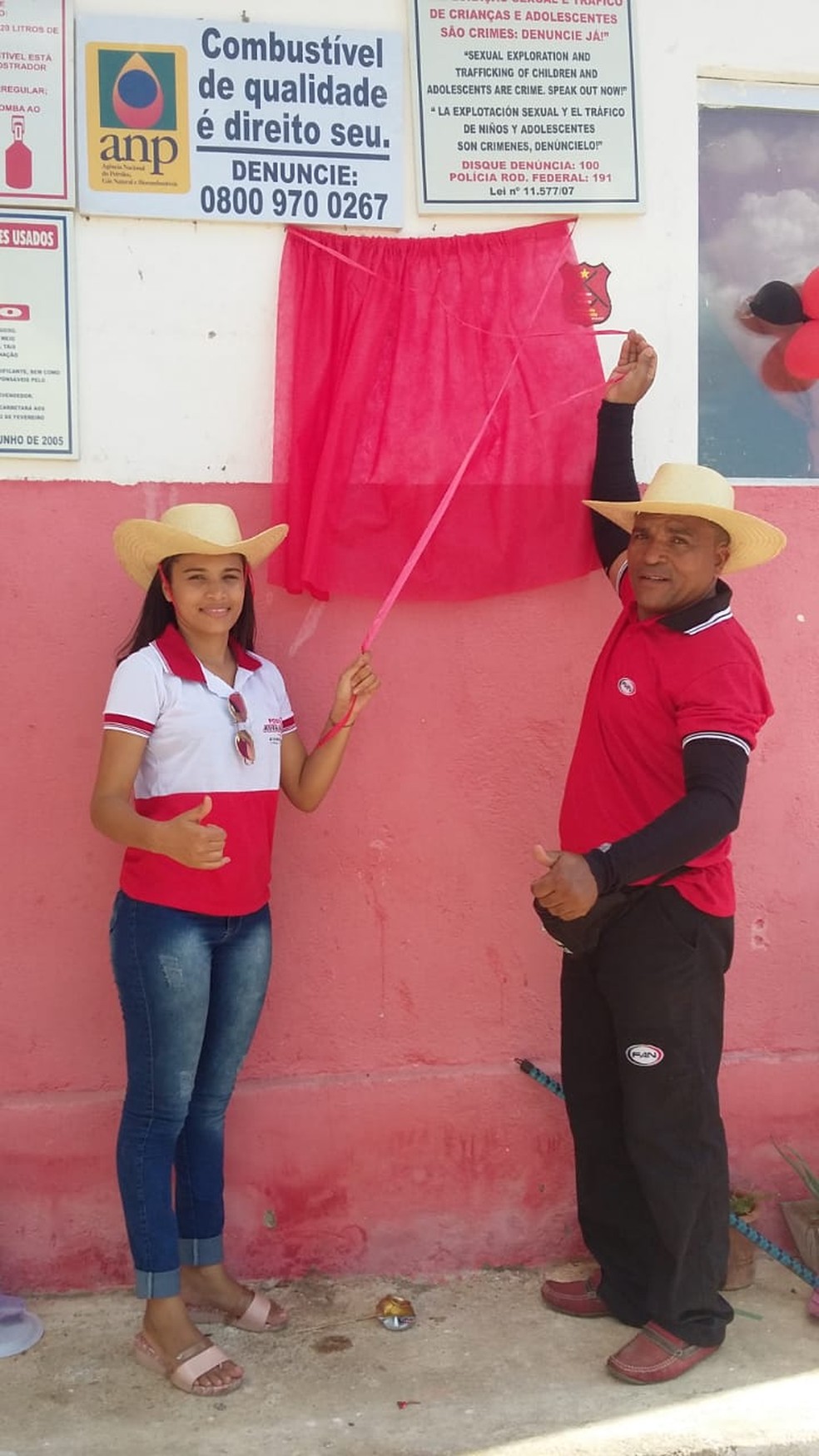 Damião e a filha dele durante a inauguração do posto 'Alta Maria' — Foto: Damião Vicente/Arquivo