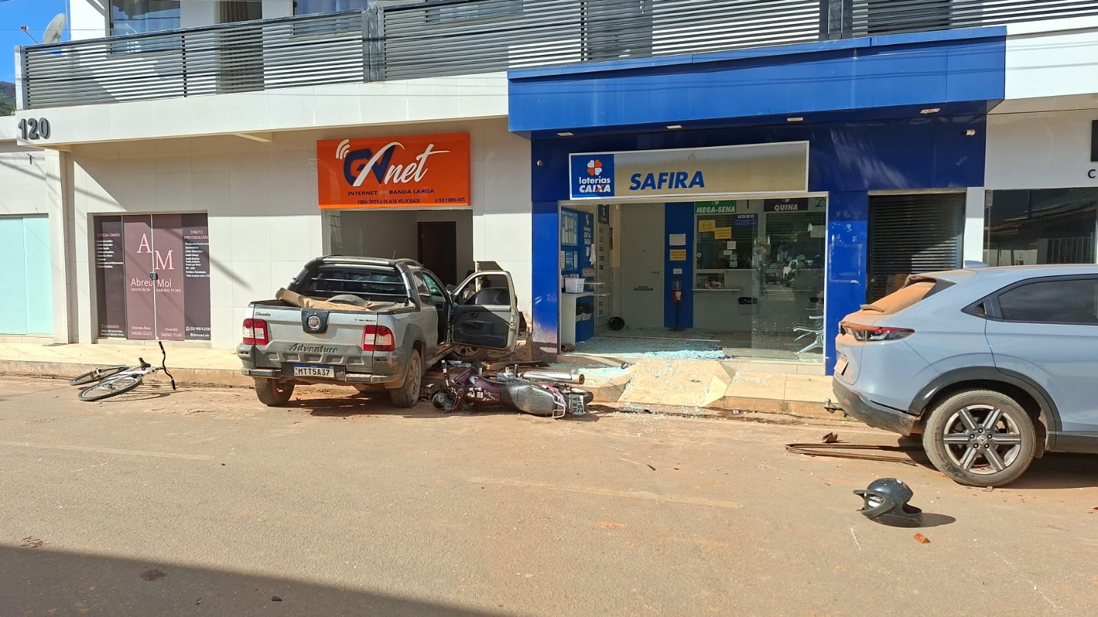 Adolescente morre em acidente entre caminhonete e moto em São José da Safira