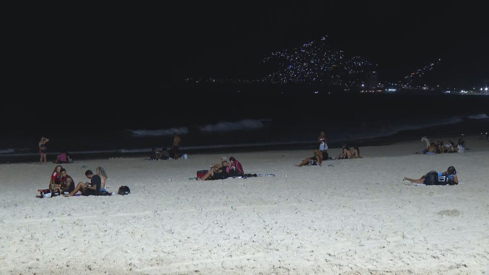 Banhistas mas areias da Praia do Arpoador, na Zona Sul do Rio — Foto: Reprodução/ TV Globo
