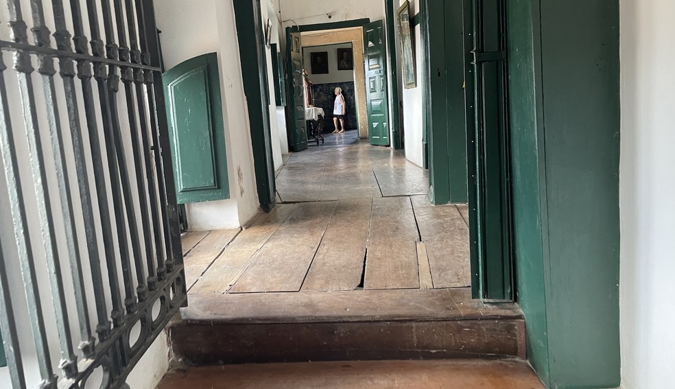 Igreja histórica da Bahia, que é patrimônio tombado pelo Iphan, está com piso desnivelado — Foto: Itana Alencar/g1