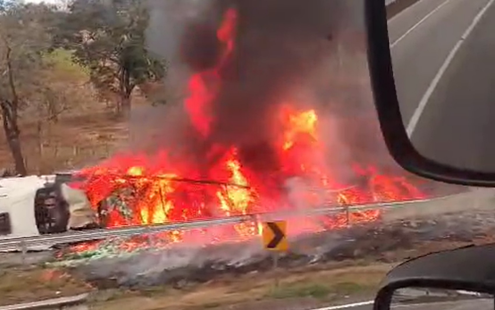 Carreta pega fogo e interdita Fernão Dias por mais de 12 horas em Cambuí; veja outras ocorrências