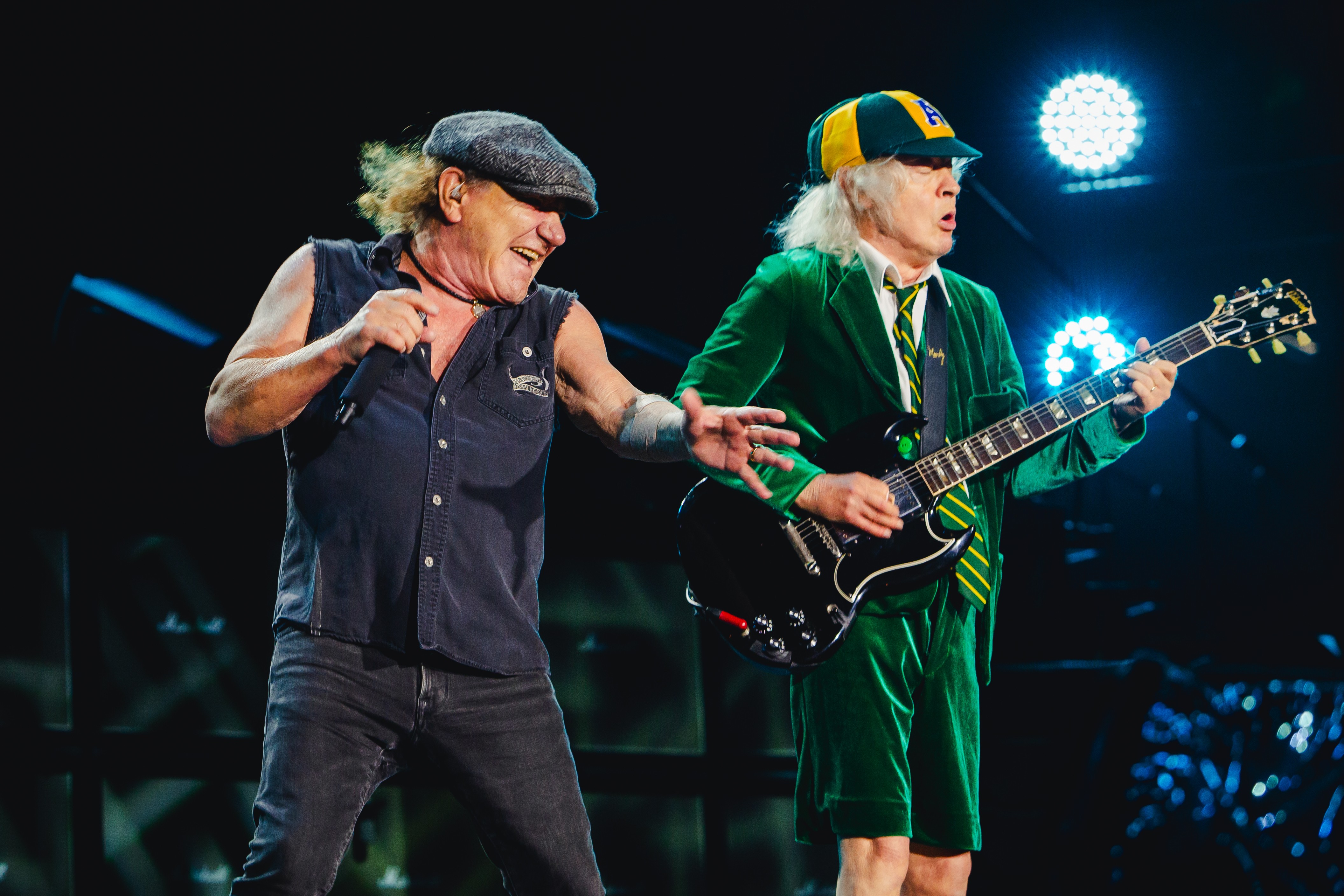 AC/DC: Angus Young e Brian Johnson desafiam tempo e idade em retorno ao Brasil após 16 anos