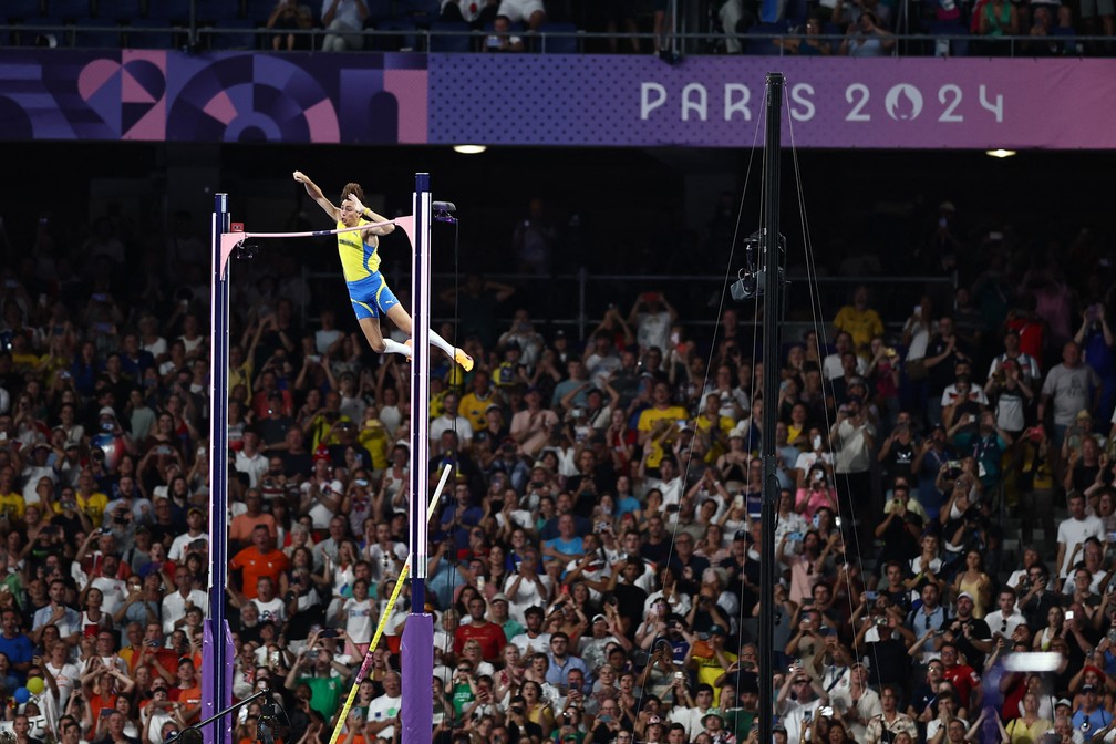 O sueco Armand Duplantis salta 6,25 metros para vencer o ouro e registrar um novo recorde mundial no salto com vara — Foto: Anne-Christine Poujoulat/AFP