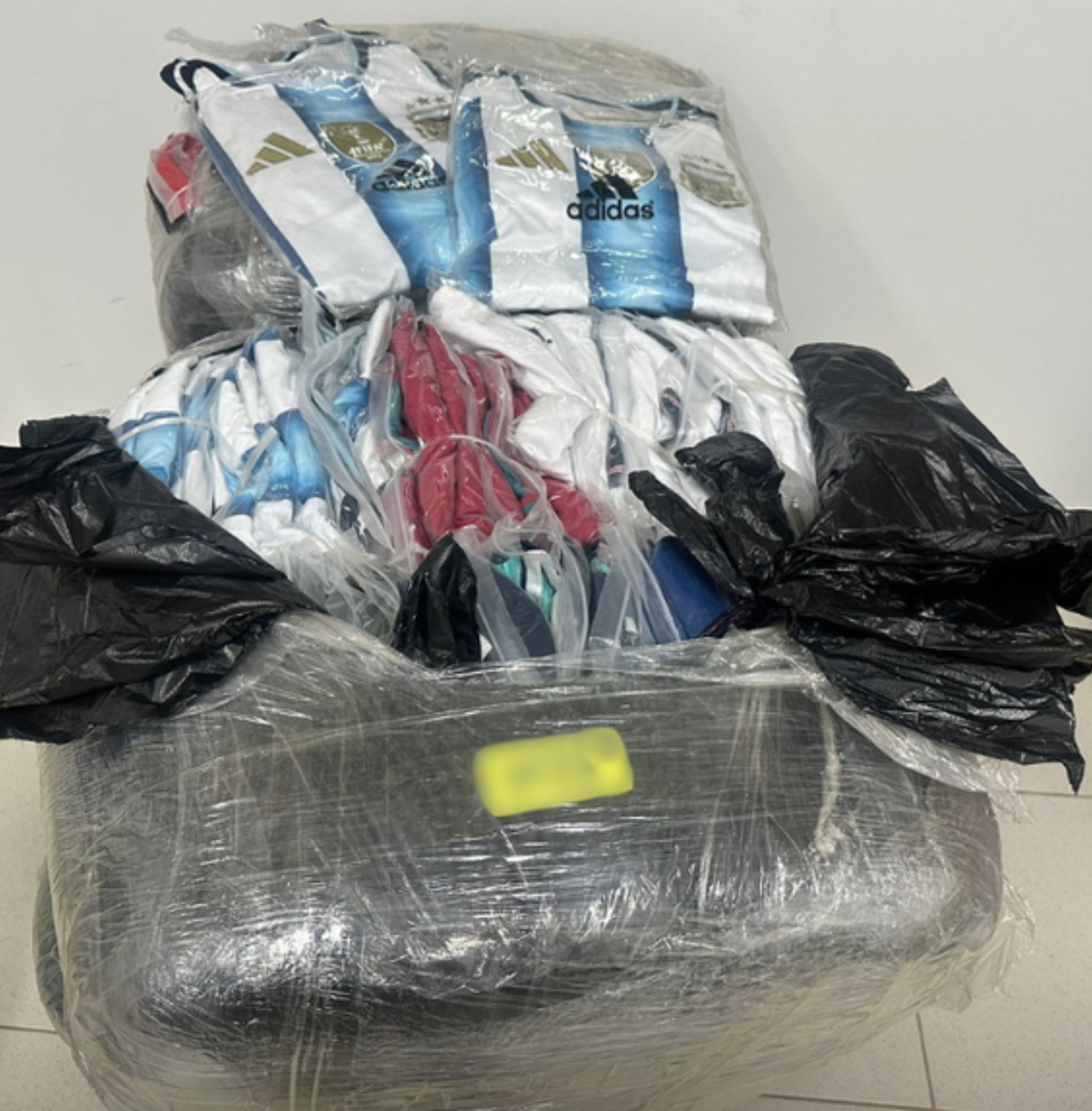 Homem é detido com 400 camisas de time de futebol falsificadas da Guiana em Roraima