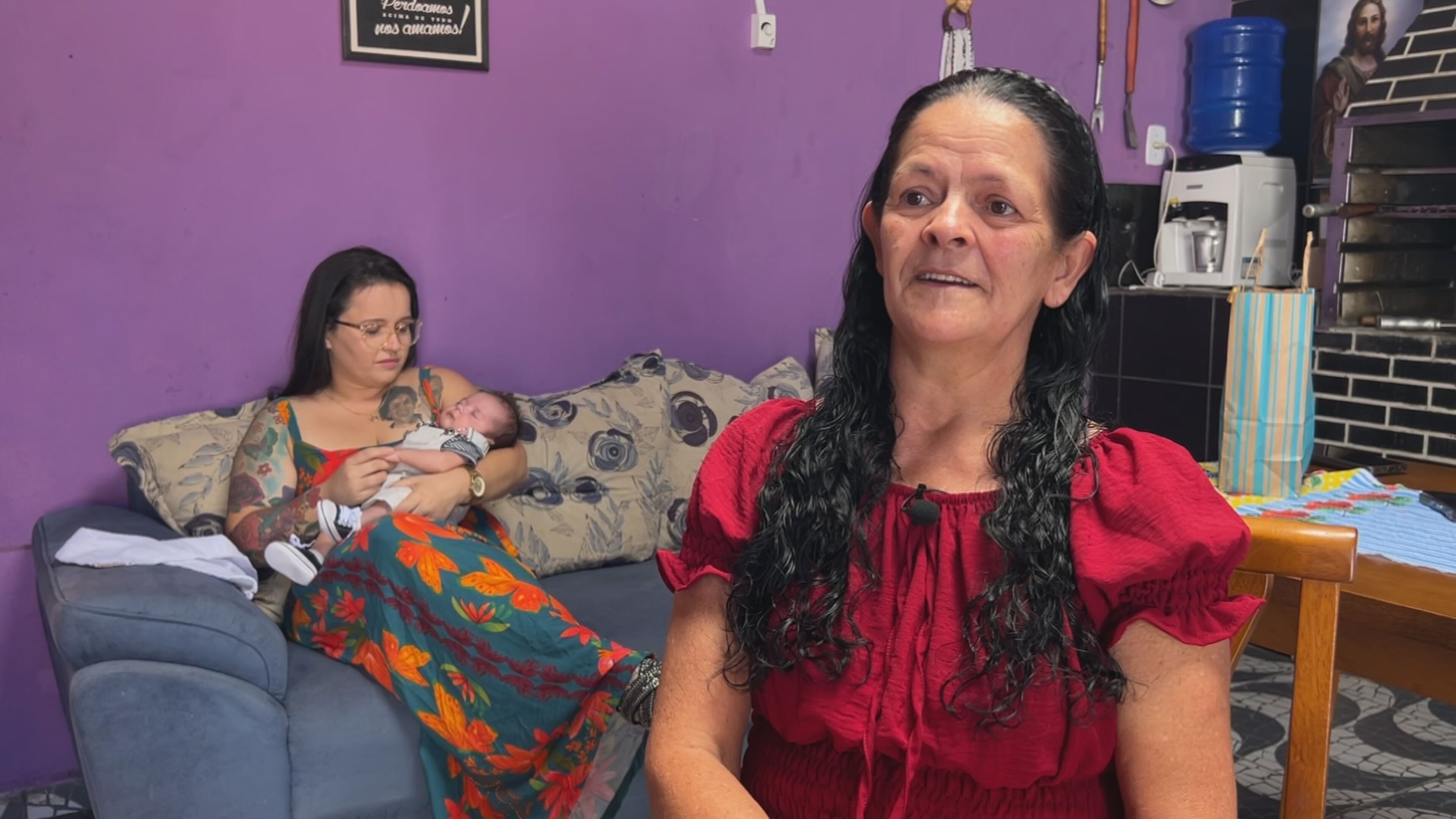 Mulher com condição rara que teve bebê gestado pela tia de 63 anos fala sobre relação familiar pós-parto: 'Estaremos sempre juntas'