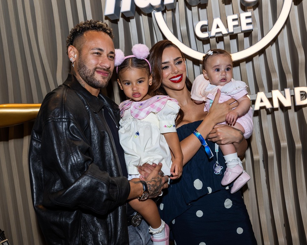 Neymar Jr, Bruna Biancardi e as filhas do casal marcaram presença em evento de inauguração do Hard Rock Cafe em Praia Grande, SP — Foto: Diego Sanches/NR Sports
