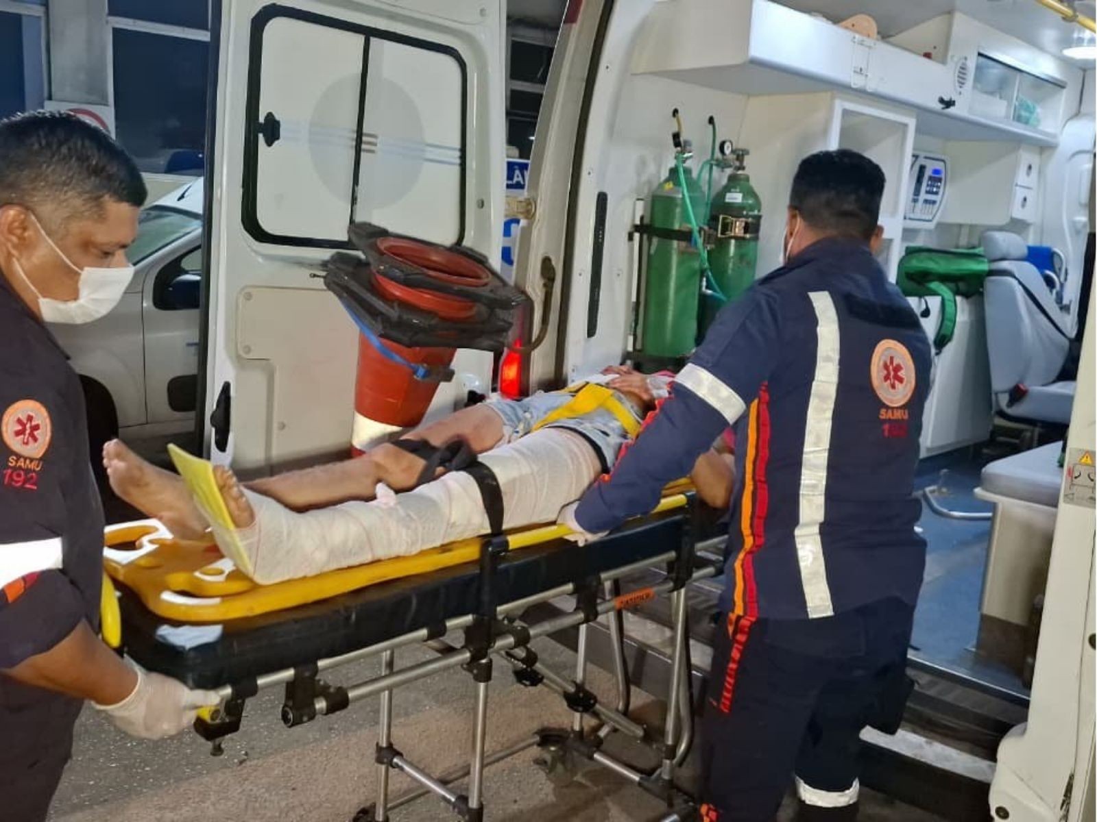 Motociclista é arremessada após ser atingida por caminhonete em Rio Branco