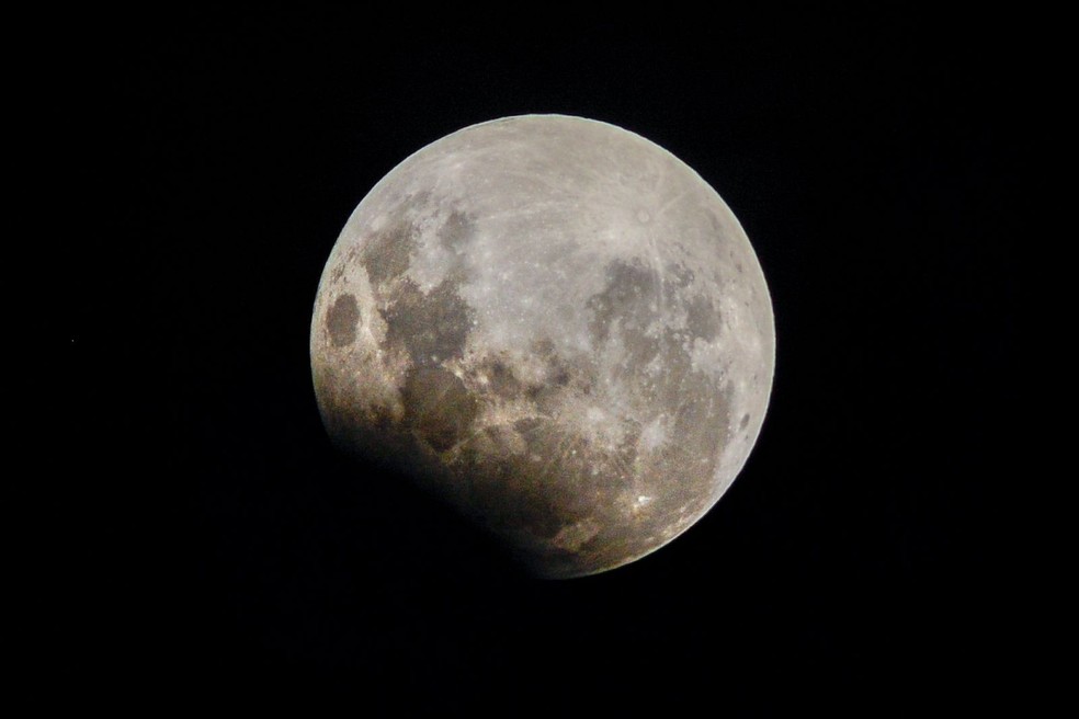 Eclipse parcial da Lua é visto em Santa Catarina. — Foto: Allan Pedro/Arquivo Pessoal