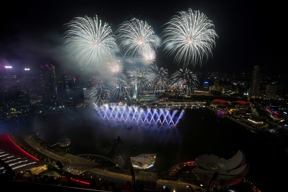 Fogos de artifício explodem na Marina Bay durante as celebrações do Ano Novo em Singapura, 31 de dezembro de 2024 — Foto: REUTERS/Ore Huiying