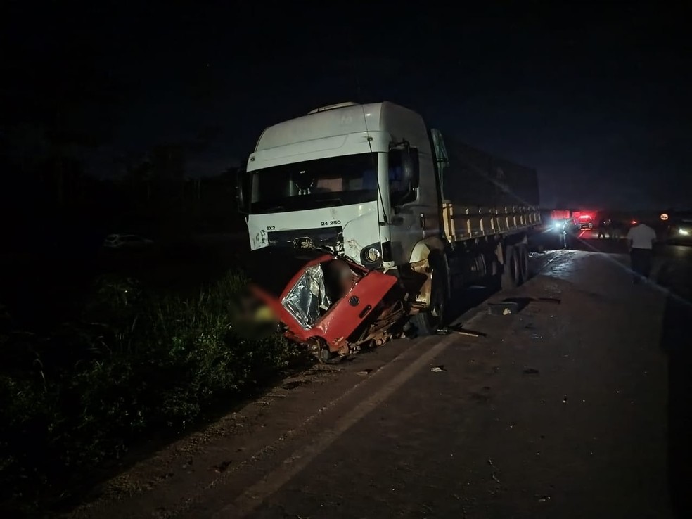 Acidente entre carro e carreta deixa 5 mortos na BR-163 — Foto: Divulgação