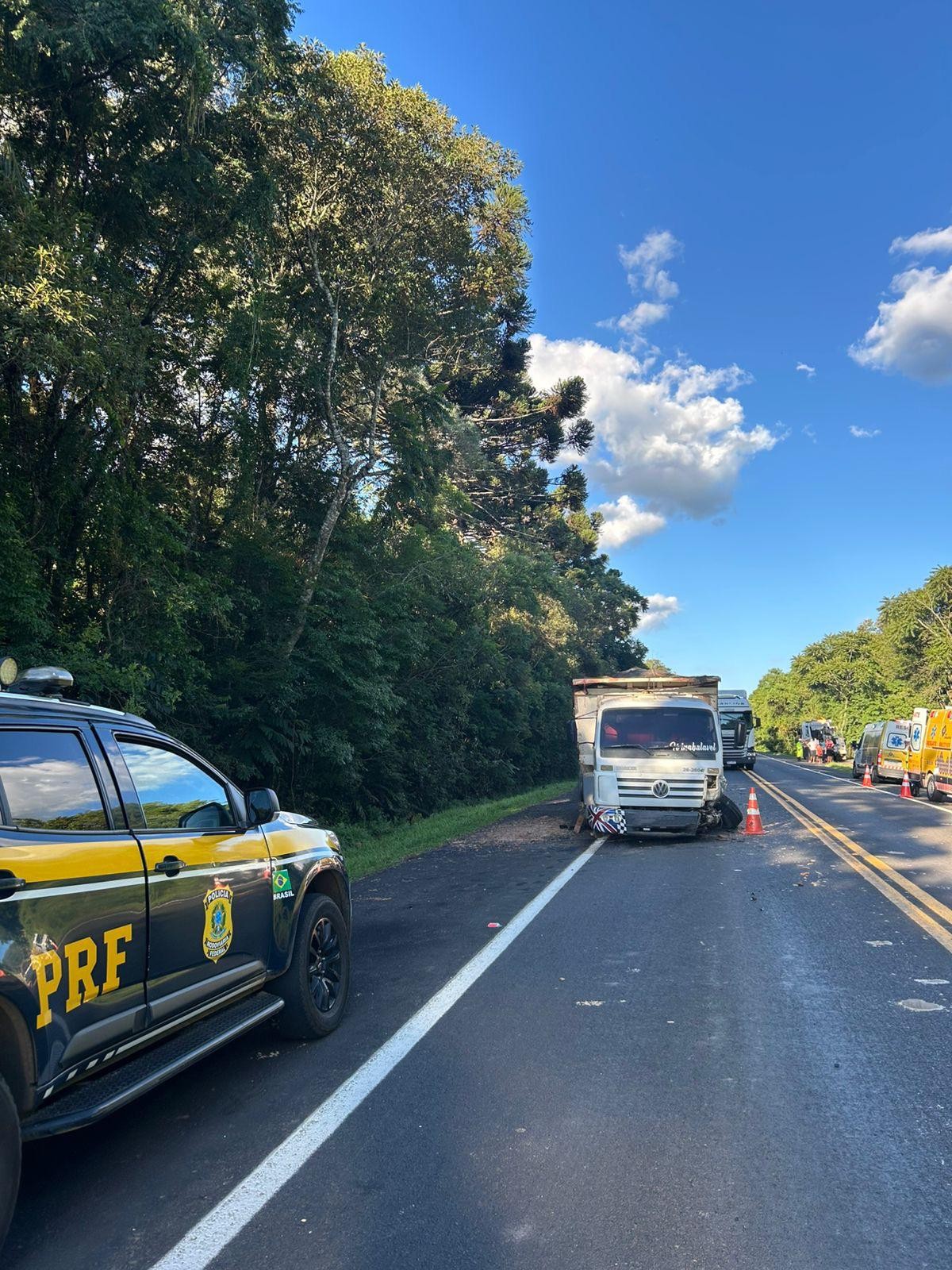 Acidente entre carro e caminhão no PR deixa duas pessoas mortas e bebê de três meses gravemente ferido, segundo Samu