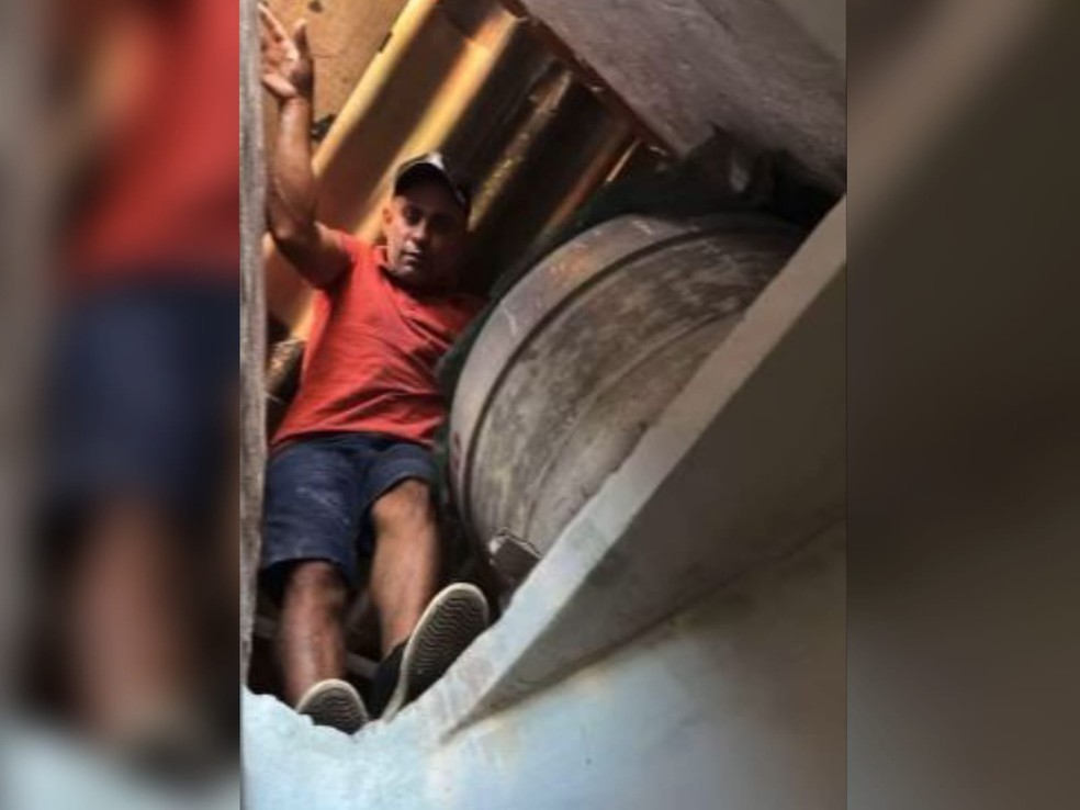 Francisco Vanderliuson de Queiroz, suspeito de matar o amante da companheira, foi preso ao tentar se esconder na caixa d'água de uma casa em Fortaleza. — Foto: Reprodução