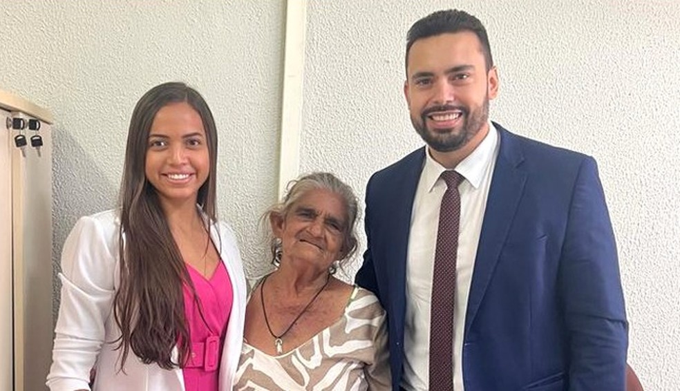 Socorro Maia teve o auxílio do MPCE para conseguir tirar a certidão de nascimento pela 1ª vez aos 73 anos, — Foto: MPCE/ Divulgação