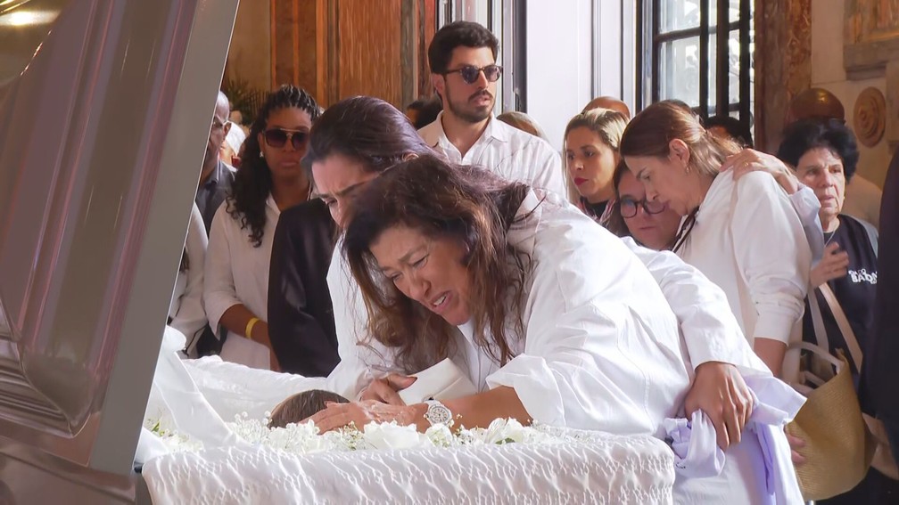 Regina Casé é consolada pela filha, Benedita, durante o velório de Preta Gil — Foto: Edilson Santos/TV Globo