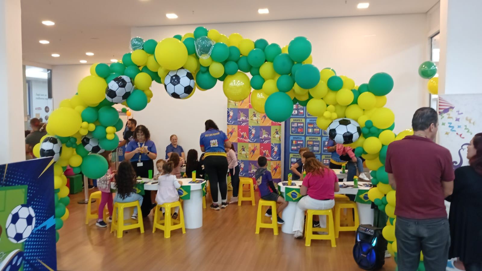 Troca de figurinhas e atividades infantis movimentam o fim de semana no Pátio Limeira Shopping