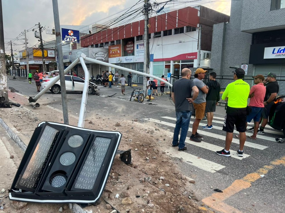 Acidente com carros destrói semáforos e avenidas são interditadas em João Pessoa | Paraíba | G1