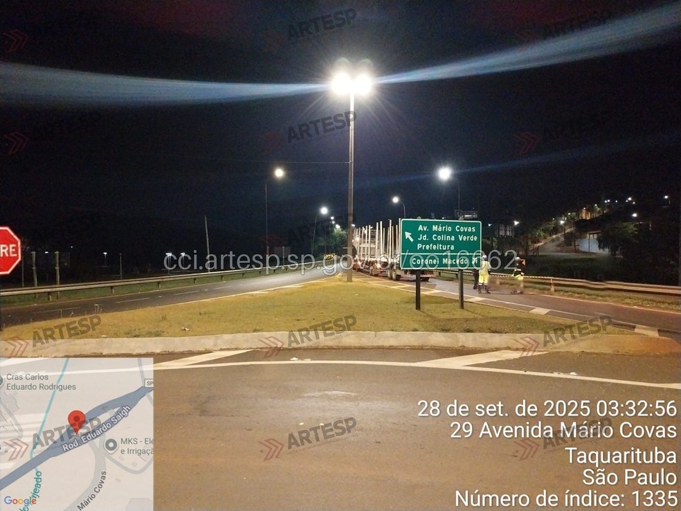 Um motociclista morreu após bater o veículo na lateral de uma carreta em Taquarituba (SP) — Foto: Reprodução/Artesp