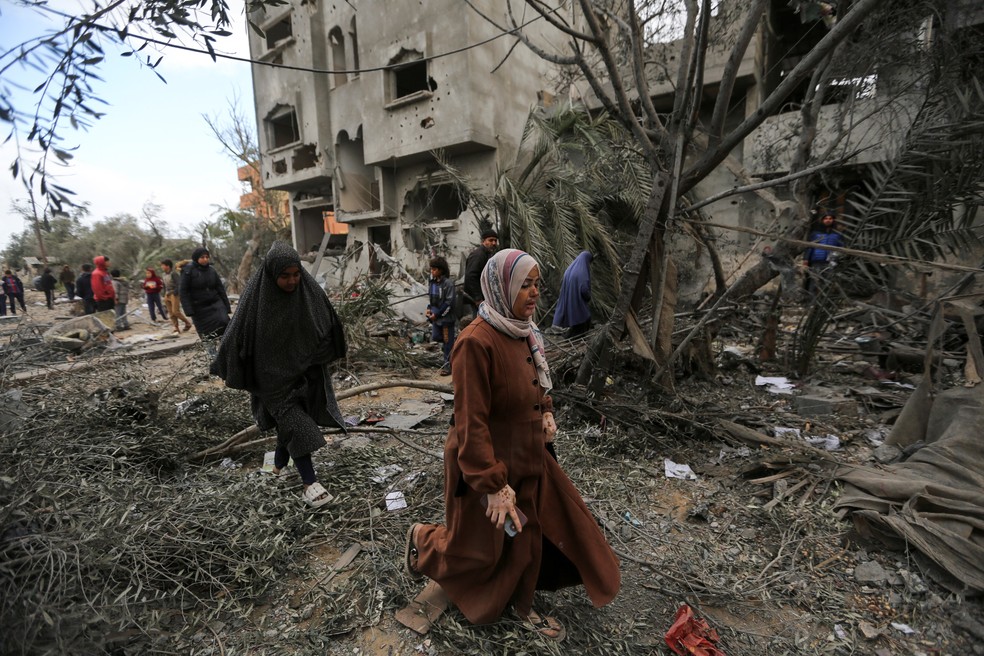 Palestinos inspecionam local de um ataque israelense a uma casa, em Khan Younis, no sul da Faixa de Gaza, em 20 de março de 2025 — Foto: Hatem Khaled/Reuters