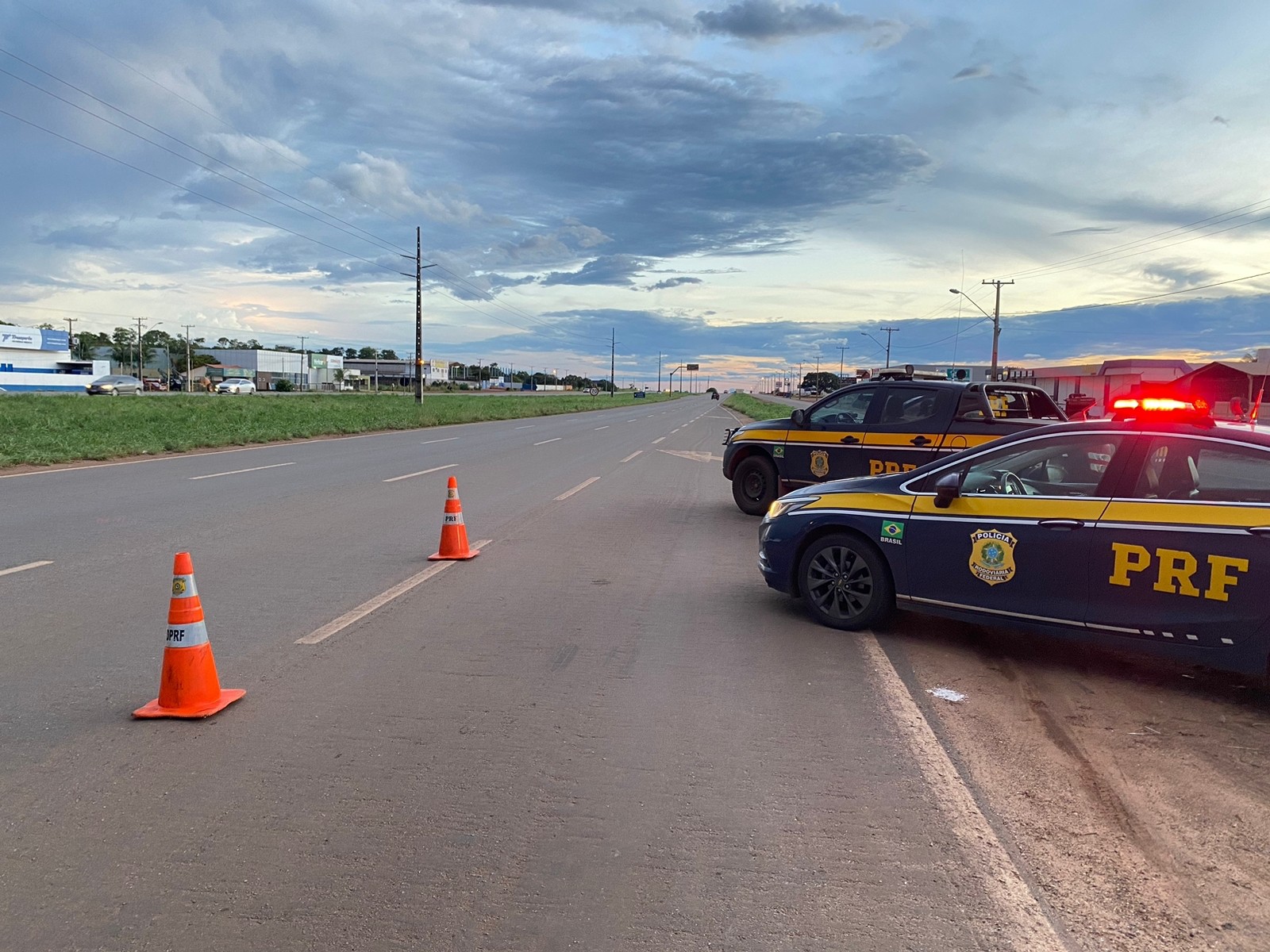 Ambulância é atingida por pneu que se soltou de caminhão na BR-316, no Piauí