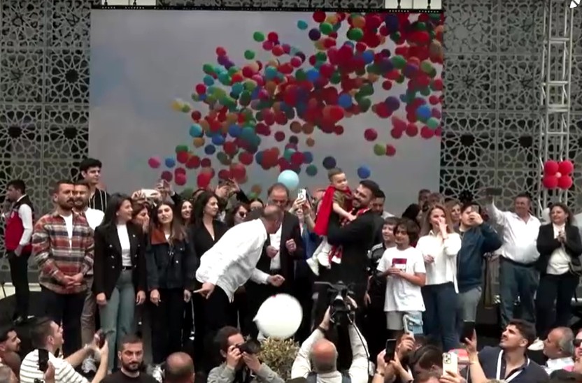 Multidão se reúne na Turquia para festejar cura de menino de 3 anos da leucemia; VÍDEO