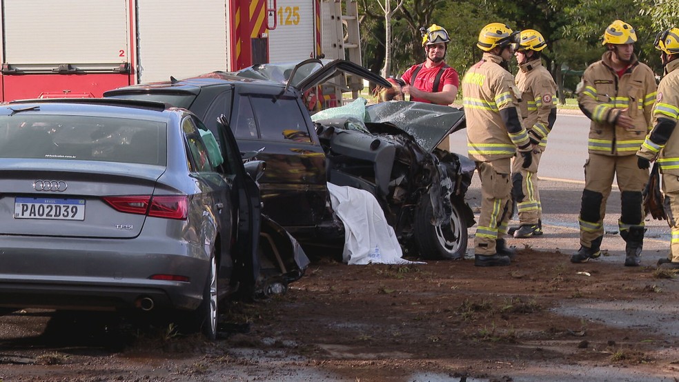 Bombeiros atendendo ocorrência que vitimou uma passageira de 35 anos. — Foto: TV Globo/Reprodução