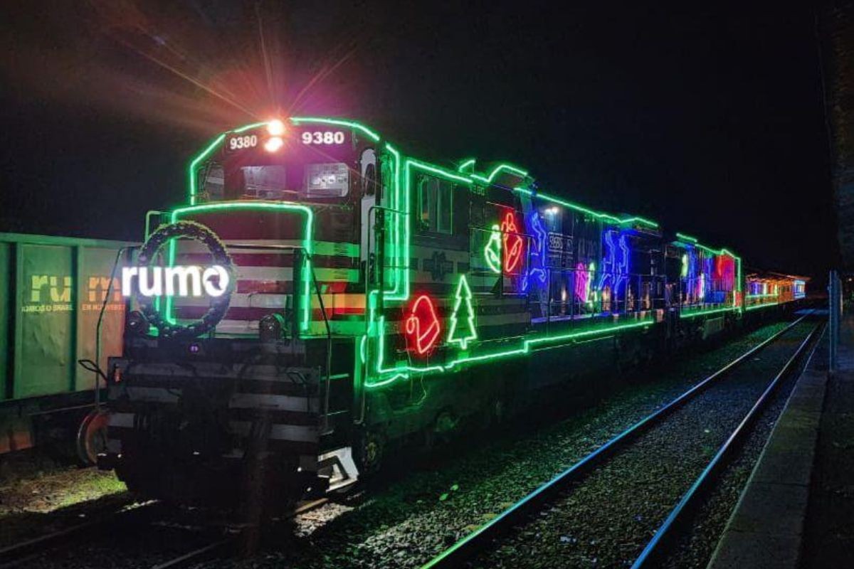 Locomotiva iluminada de Natal é atração no Parque Valongo, em Santos 