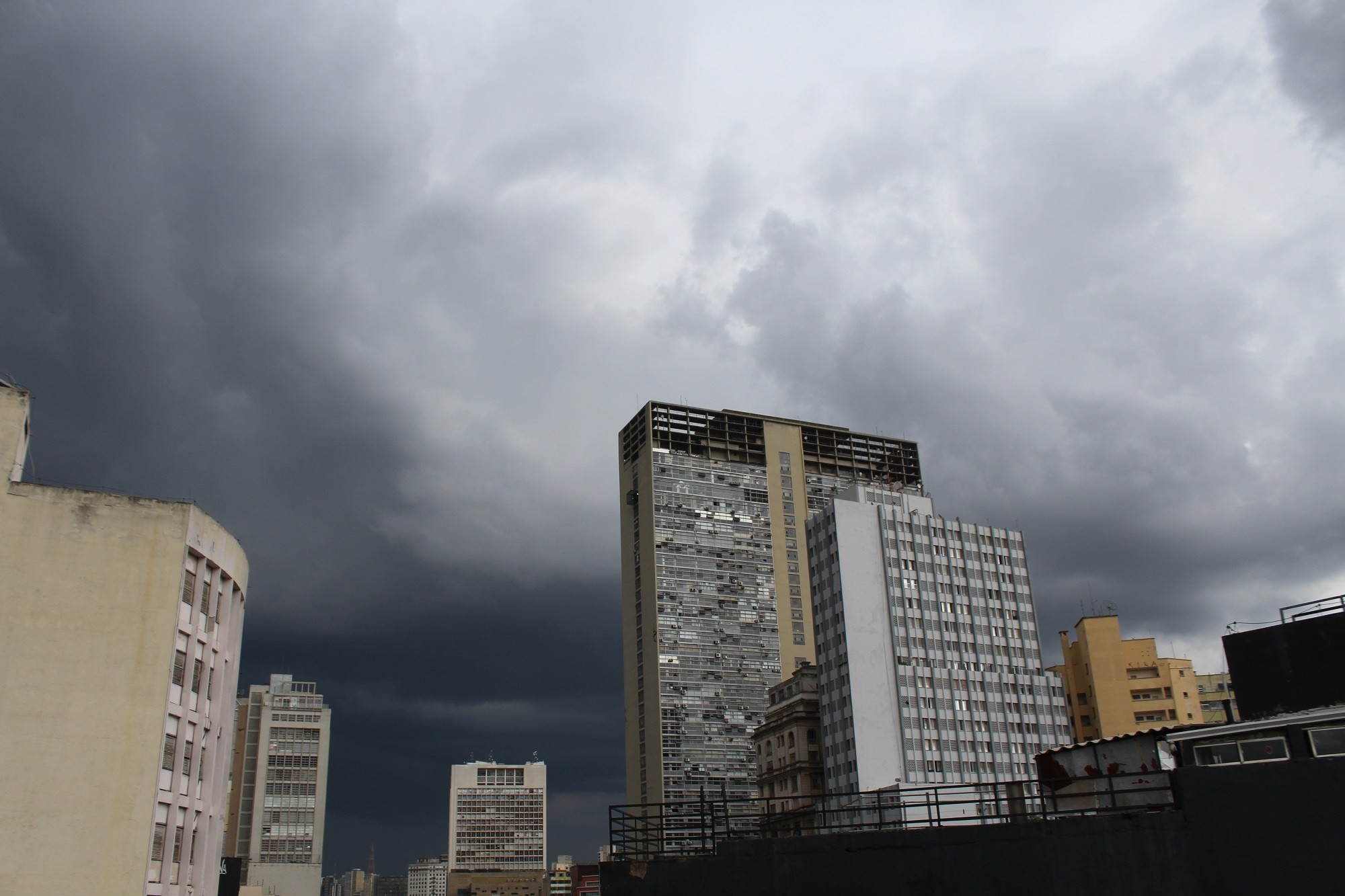 Ciclone-bomba coloca 9 regiões de SP em alerta vermelho