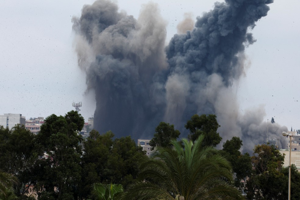 Grande nuvem de fumaça após bombardeio de Israel em Tiro, sul do Líbano — Foto: REUTERS/Aziz Taher
