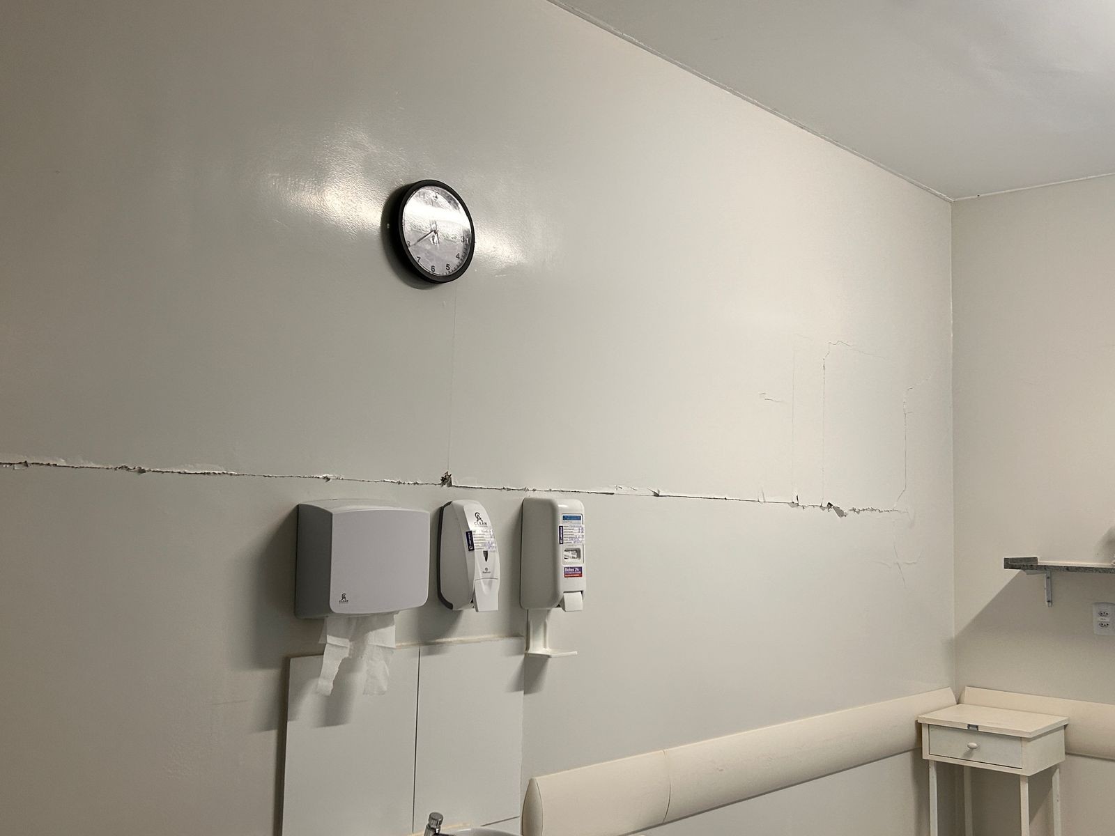 Rachadura em sala do centro obstétrico do HMIB — Foto: TV Globo/Reprodução
