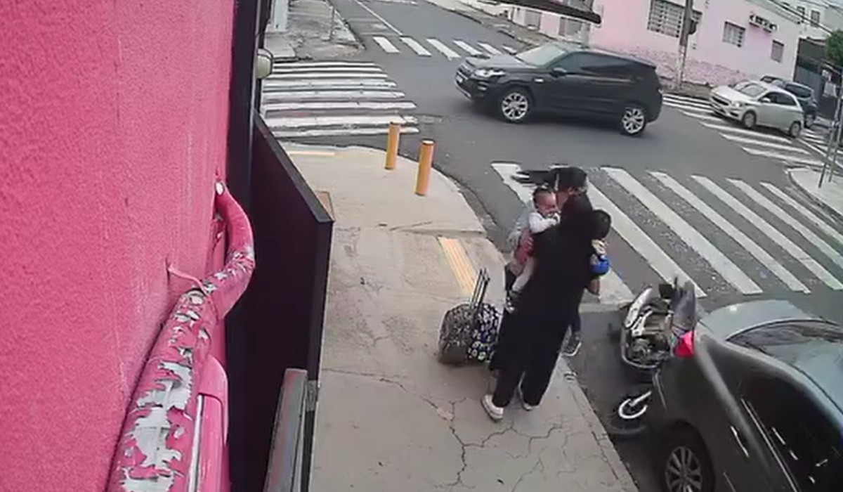 motociclista bate em carro estacionado e quase atinge mulheres e bebês em Indaiatuba — VÍDEO