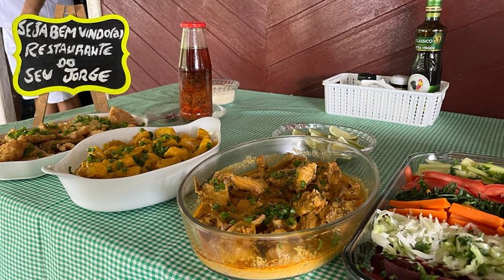 Jacaré no tucumã é um dos pratos mais famosos do restaurante — Foto: Emily Costa/g1 RO