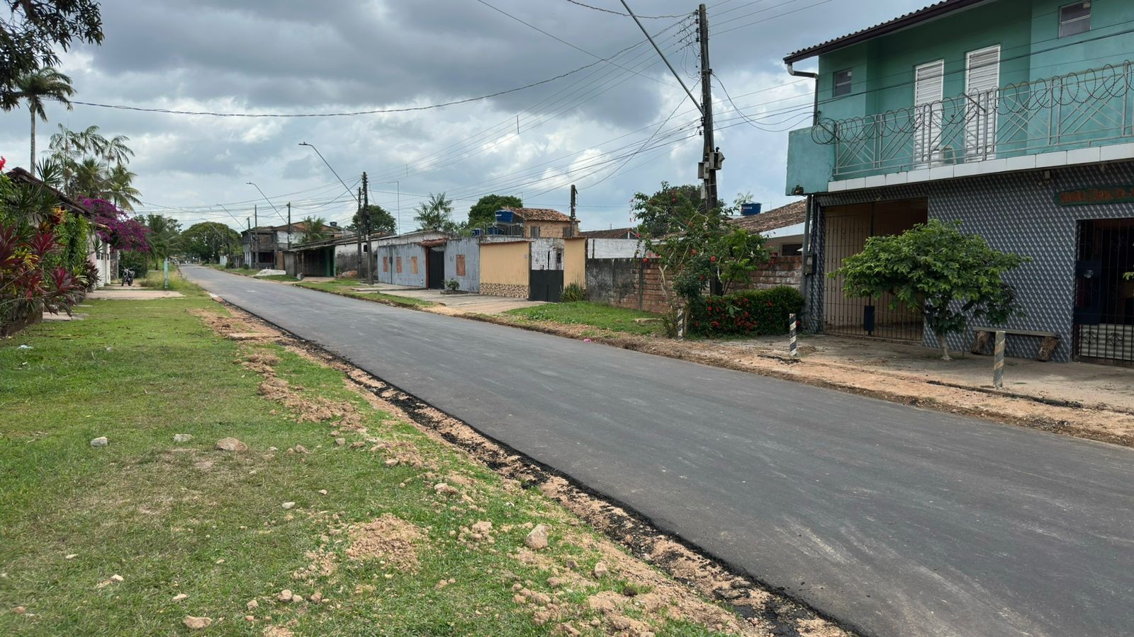 Moradores se juntam para asfaltar trecho de rua, em Mosqueiro, ilha de Belém; obra custou quase R$ 200 mil