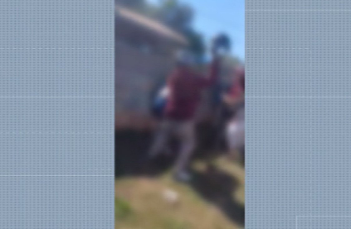 VÍDEO: Estudante de 14 anos é agredida por pai de outra aluna em frente a escola no interior de SP