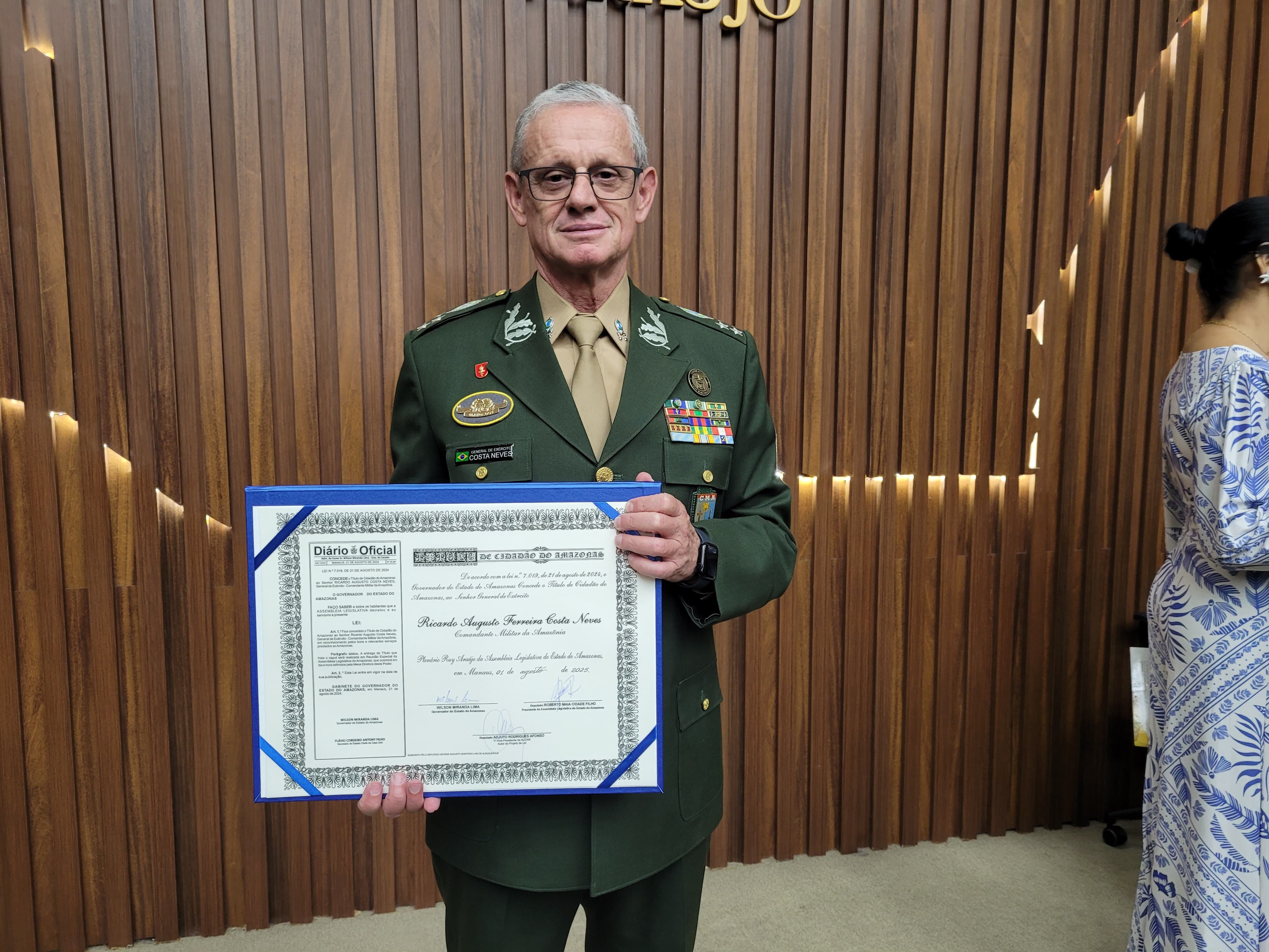 Comandante do CMA recebe o título de cidadão do Amazonas