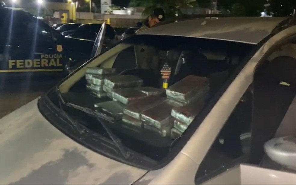 Drogas foram encontradas dentro de carros — Foto: SSP-BA