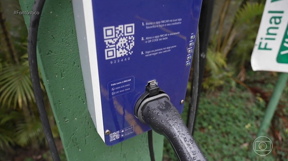 A infraestrutura elétrica que leva energia até o carregador faz parte do prédio e pode ser compartilhada entre os demais condôminos. — Foto: Reprodução/TV Globo